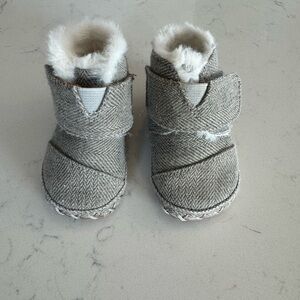 Toms Cuna Faux Fur Crib Bootie - size 2